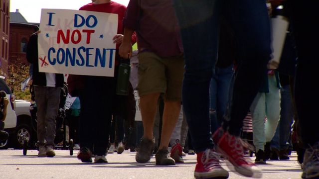 Protesto contrário à vacinação contra covid-19 em New Hampshire. Outubro de 2021