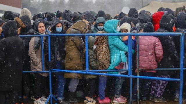 مهاجرون يتلقون مساعدات إنسانية على الحدود البيلاروسية البولندية في 27 نوفمبر/تشرين الثاني 2021