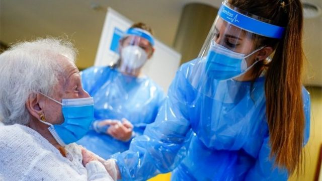 Una anciana siendo vacunada en España