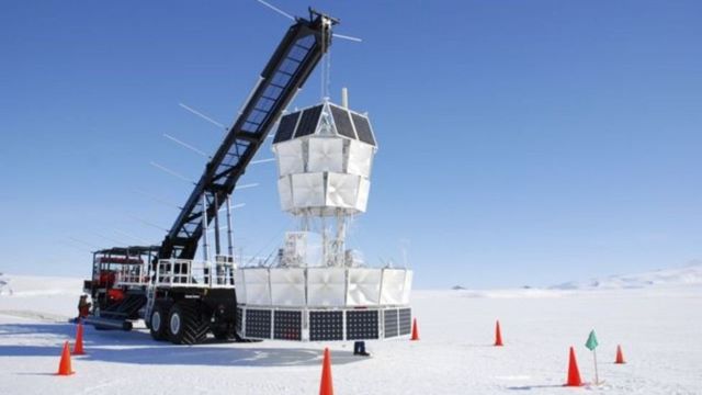 Grande equipamento, como um caminhão acoplado a guindaste, em área aberta na Antártida