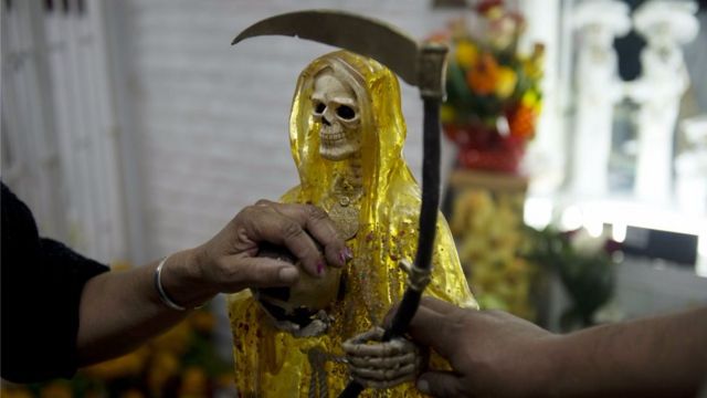 Miembros de la pandilla se dicen devotos de La Santa Muerte.