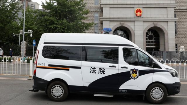 一辆法院车辆在北京第二中级法院门外驶过（资料图片）