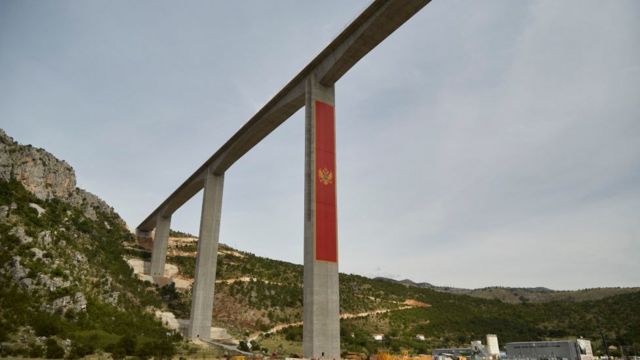 Puente financiado por China en Montenegro.