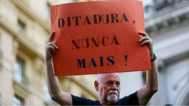 Cartaz escrito "Ditadura Nunca Mais" em protesto contra a comemoração do golpe de 1964