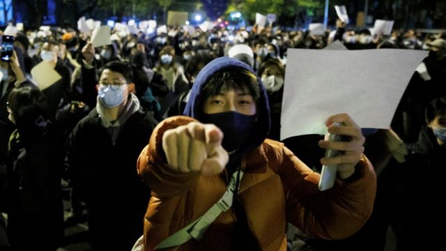 China: por qué una hoja en blanco se convirtió en el símbolo de las inéditas protestas en ese país - BBC News Mundo