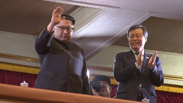 Лидер Северной Кореи на концерте рядом с министром культуры, спорта и туризма Республики Корея