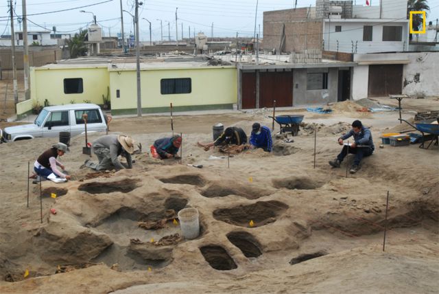 Excavación donde se encontraron los cuerpos de los niños sacrificados por los Chimú.