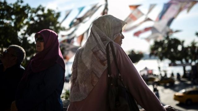 Dumarka madaxa asturta ayaa hadd aad ugu badan Turkiga