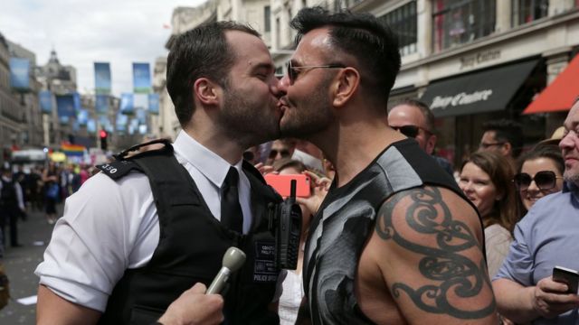 Policial beija o namorado em passeata LGBT em Londres