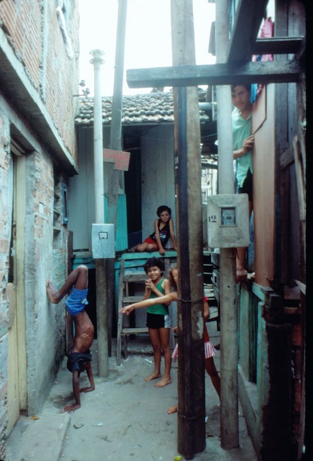 Crianças brincam em uma viela na favela do Jacarezinho