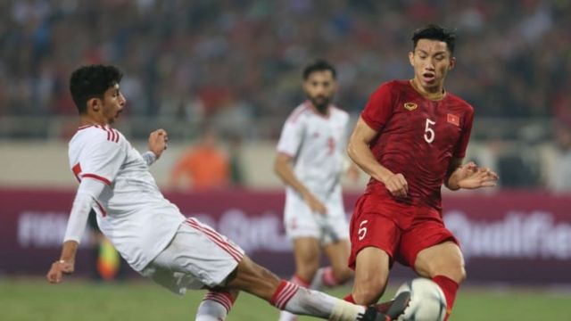 Đội tuyển Việt Nam (phải) từng thắng UAE trong trận lượt đi tại Hà Nội