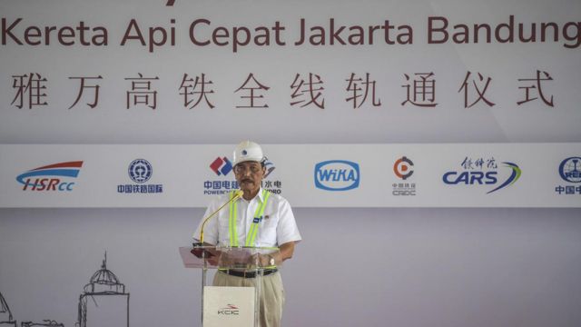 Menko Bidang Kemaritiman dan Investasi Luhut Binsar Pandjaitan memberikan sambutan saat peresmian penyelesaian peletakan rel Kereta Cepat Jakarta-Bandung (KCJB) di Stasiun Halim, Jakarta Timur, Jumat (31/3/2023).