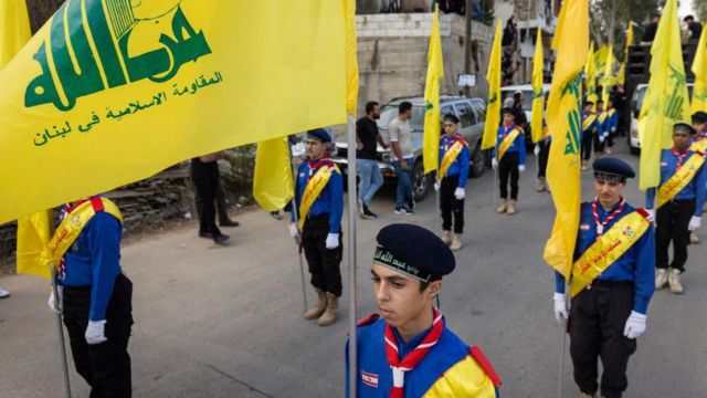ливанские скауты с флагами Хезболлы
