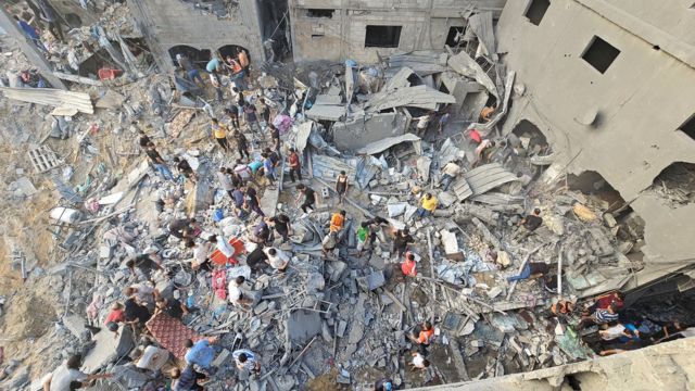 Palestinos buscam pessoas debaixo dos escombros de prédios