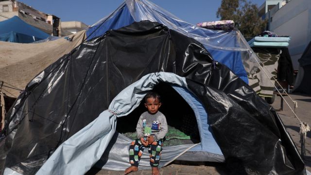 طفل في غزة في خيمة مؤقتة