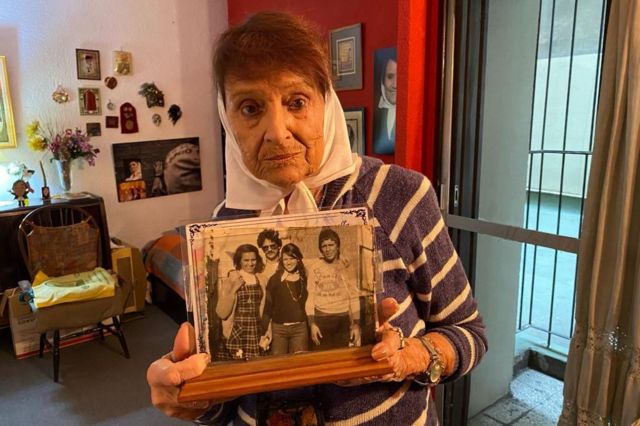 Taty Almeida e sua última foto com os três filhos, incluindo Alejandro (de óculos, ao lado dela), que foi detido e desapareceu em 1975.