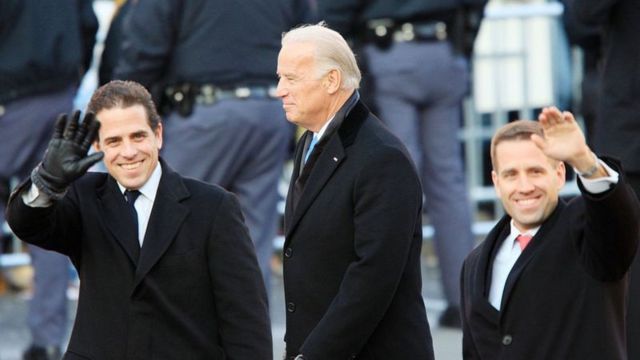 Joe Biden junto a sus hijos Hunter y Beau.
