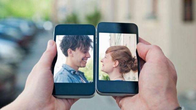 celulares com fotos de uma mulher e um homem