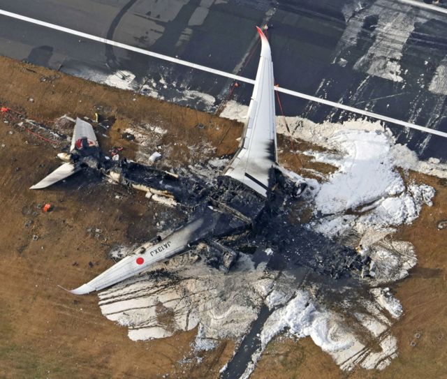 pesawat Japan Airlines terbakar