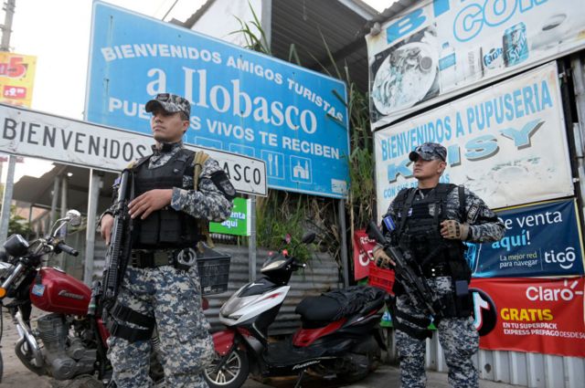 Agentes de la Sección Operativa Táctica de la Policía Nacional Civil en el departamento de Cabañas, El Salvador, el 2 de agosto de 2023.
