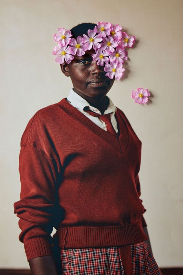 Um retrato de uma menina queniana com flores aplicadas à fotografia
