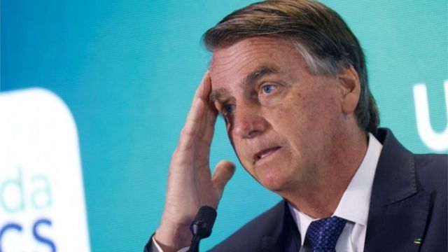 Joias para família Bolsonaro: como episódio pode colocar em xeque imagem  dos militares - BBC News Brasil