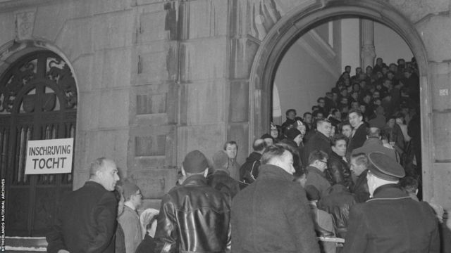 Patinadores fazem fila no prédio da bolsa de valores em Leeuwarden para se inscrever na corrida de 1963