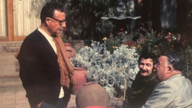 Nesta fotografia inédita, Salvador Allende aparece ao lado de Joan Garcés (à esq.) e Óscar Agüero, ex-embaixador do Chile na Espanha, em 1972.