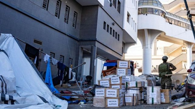 Un soldado y cajas.