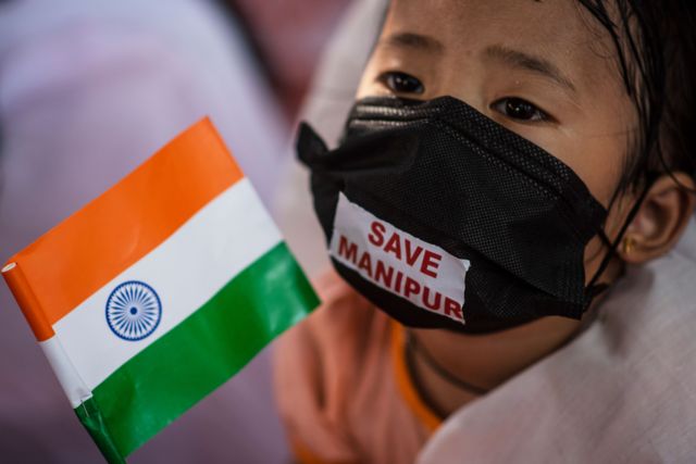 Una niña con una bandera de la India