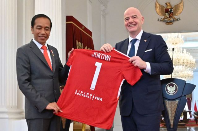 Presiden Jokowi dan Presiden FIFA, Gianni Infantino di Istana Merdeka, 18 Oktober 2022.