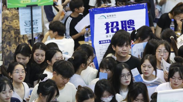 Estudiantes universitarios en una feria de empleo en la provincia china de Jiangsu.
