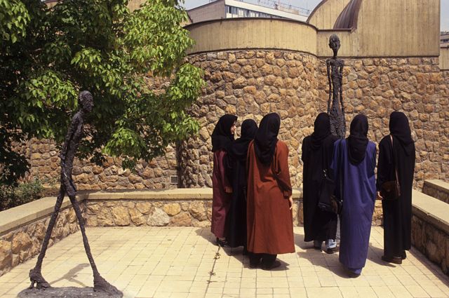حجاب اجباری با سخت‌گیری قابل توجهی در دو دهه نخست استقرار جمهوری اسلامی اجرا می‌شد
