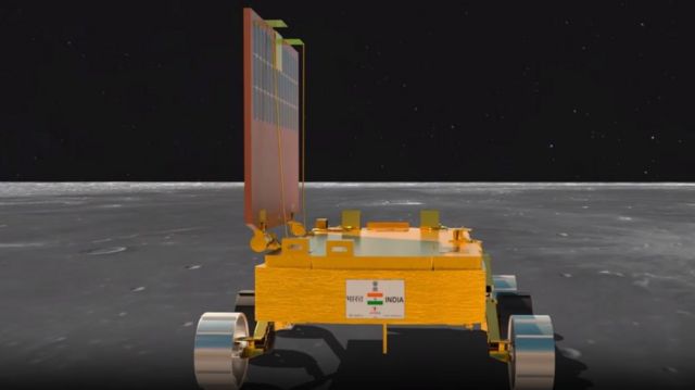 அது மட்டுமின்றி விநாடிக்கு ஒரு சென்டிமீட்டர் என்ற வேகத்தில் ரோவர் பயணிக்கும். லேண்டரும் ஒருபுறம் அதற்குத் தொடர்ச்சியாக வழிகாட்டிக் கொண்டே இருக்கும் என்றும் அவர் கூறுகிறார்.