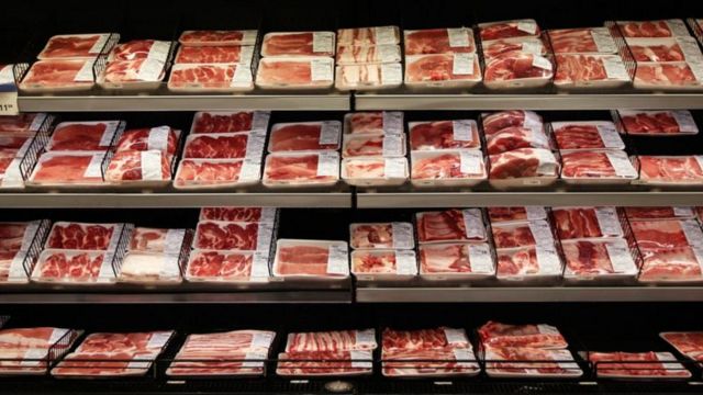 Bandejas de carne bovina em geladeira de supermercado