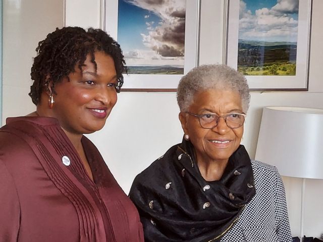 Ellen Johson Sirleaf (iburyo) yatangaje ko yishimiye guhura na Stacey Abrams