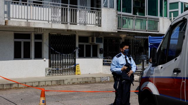 Policiais em frente à casa onde o corpo foi encontrado