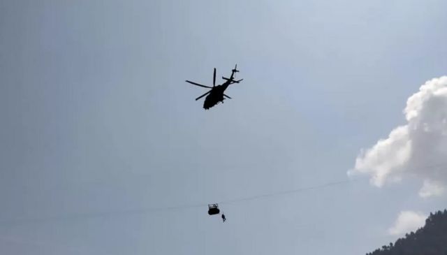 Ventos fortes tornaram o resgate particularmente difícil, pois soldados do exército balançavam de helicópteros, tentando alcançar aqueles presos no teleférico