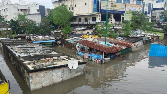 மிக்ஜாம் புயல்: சென்னையில் மழை நின்றது, பல இடங்களில் நீர் தேக்கம் - சமீபத்திய தகவல்கள் - BBC News தமிழ்