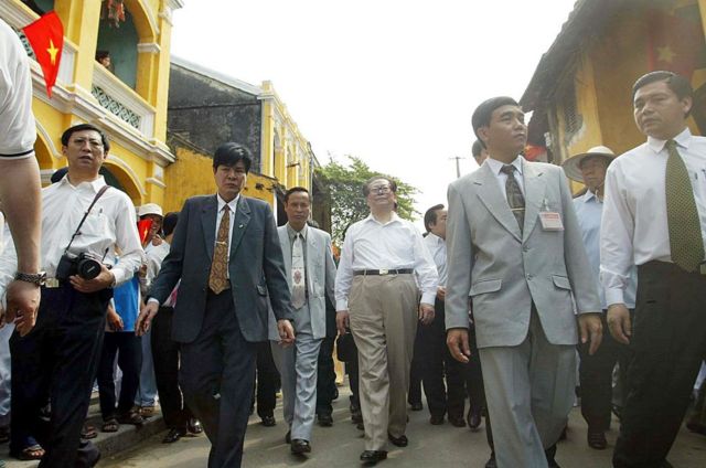 Ông Giang Trạch Dân thăm Hội An, Việt Nam ngày 1/3/2002