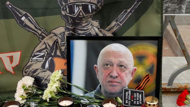 Fotos e flores em homenagem ao líder do grupo Wagner, Yevgeny Prigozhin