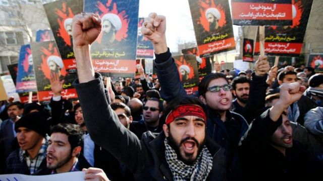 معترضان خشمگین ایرانی بخشی از سفارت عربستان را در تهران به آتش کشیدند و وارد محوطه آن شدند