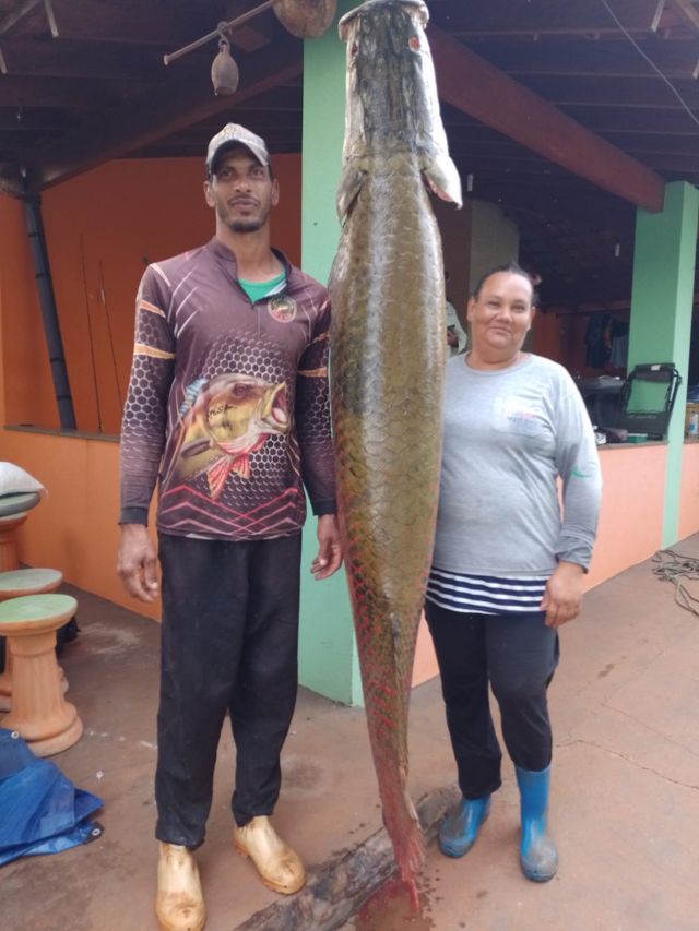 Izael Gonçaves e a esposa Cintia Moraes com o pirarucu pescado no rio Grande