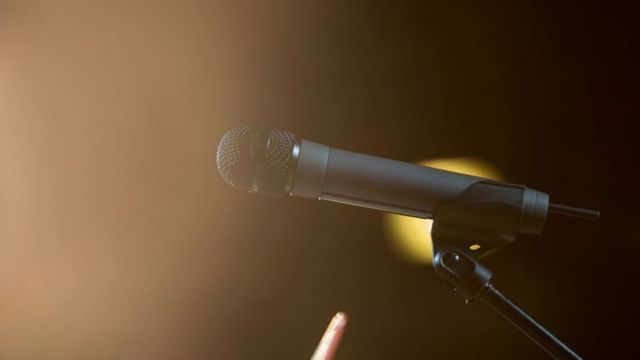 பெண்கள் பொதுவெளியில் கேள்வி கேட்க ஏன் தயங்குகிறார்கள்?