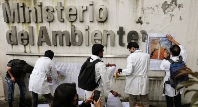 அரசு கட்டடங்களில் போஸ்டர்களை ஒட்டி தங்களின் எதிர்ப்பை தெரிவிக்கும் விஞ்ஞானிகள்