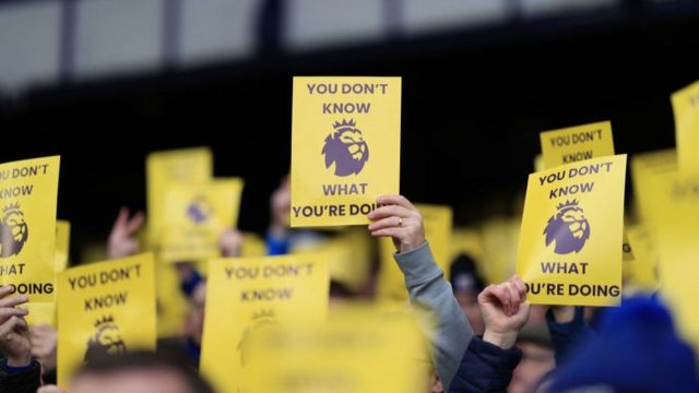 Everton fans hold up you don't know what you're doing cards