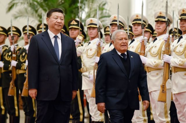 El presidente de China, Xi Jinping (i), y el presidente de El Salvador, Salvador Sánchez Cerén, pasan frente a los guardias de honor chinos durante una ceremonia de bienvenida en el Gran Salón del Pueblo en Pekín el 1 de noviembre de 2018.