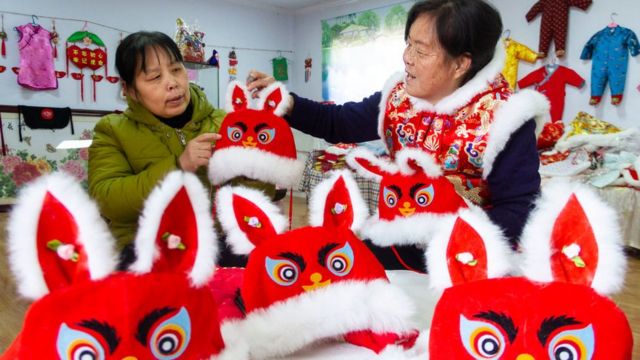 Mujeres confeccionan sombreros de conejo antes del Año Nuevo chino, el Año del Conejo, el 19 de enero de 2023 en Yuncheng, provincia china de Shanxi.
