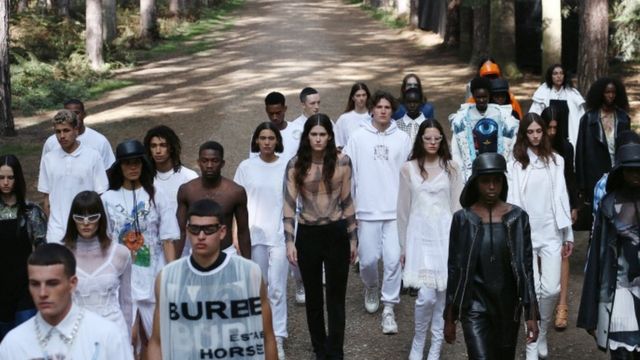 伦敦时装周(Burberry)2021春季秀在野外树林中举行