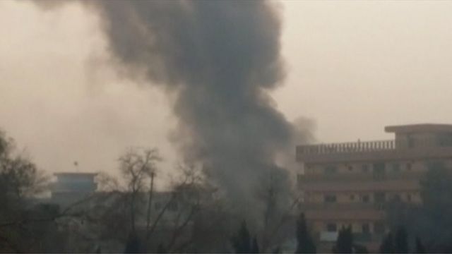 セーブ・ザ・チルドレン事務所の敷地から上がる煙(24日、アフガニスタン・ジャララバード)